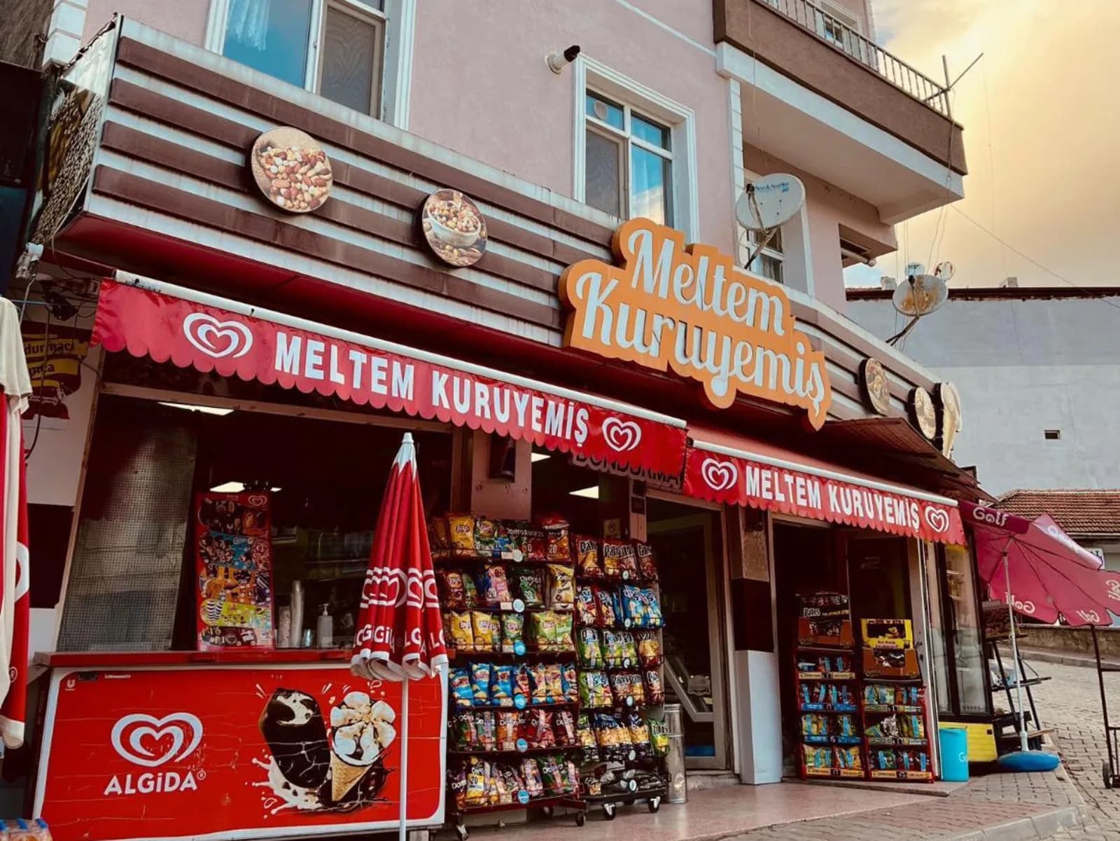 Meltem Kuruyemiş dükkânının sokaktan görünen cephesi ve turuncu tabelası